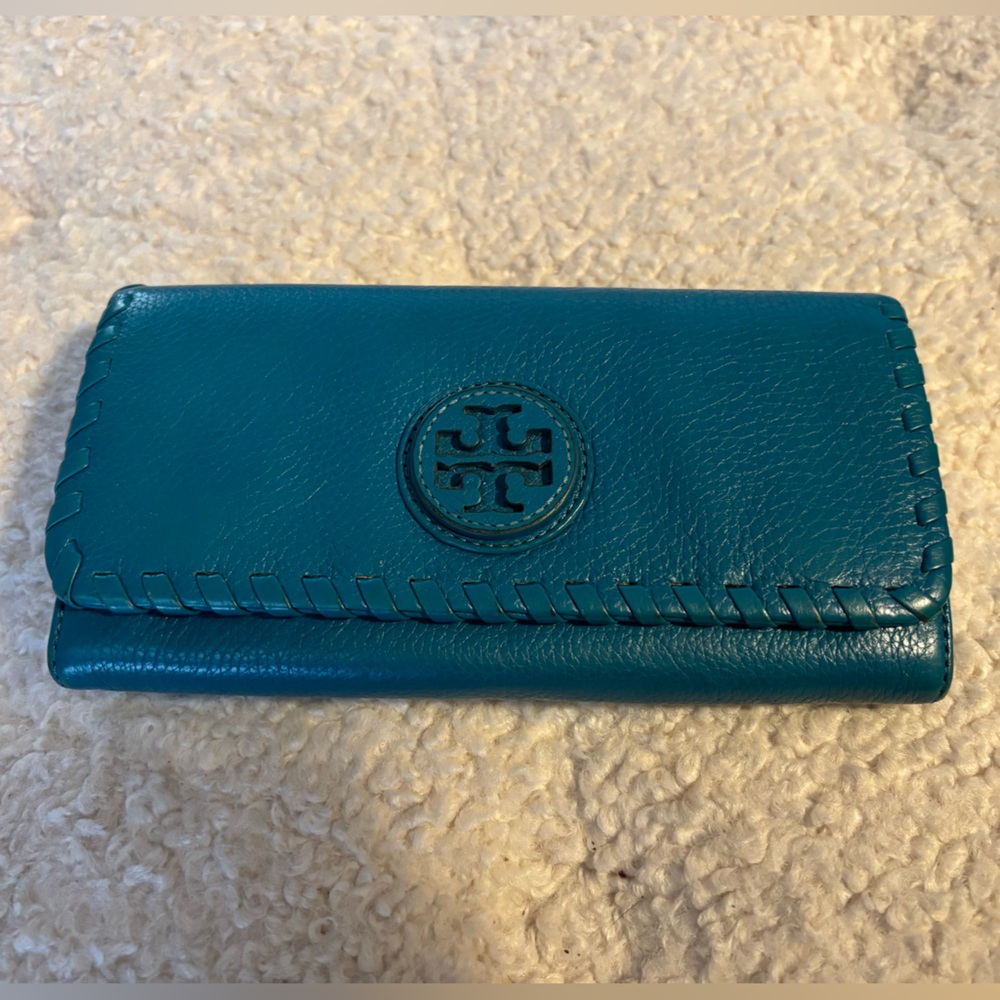 💙💚Tory Burch Marion Envelope Continental Wallet💚💙
Beautiful TEAL leather!